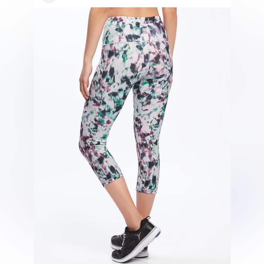 3/$15. Sale Old Navy GO Dry Women's Compression Multicolor Capri Leggings M